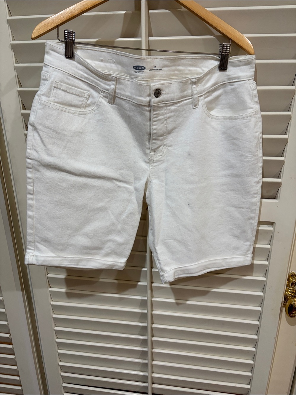 Old Navy White Women's Bermuda Shorts. Size 12